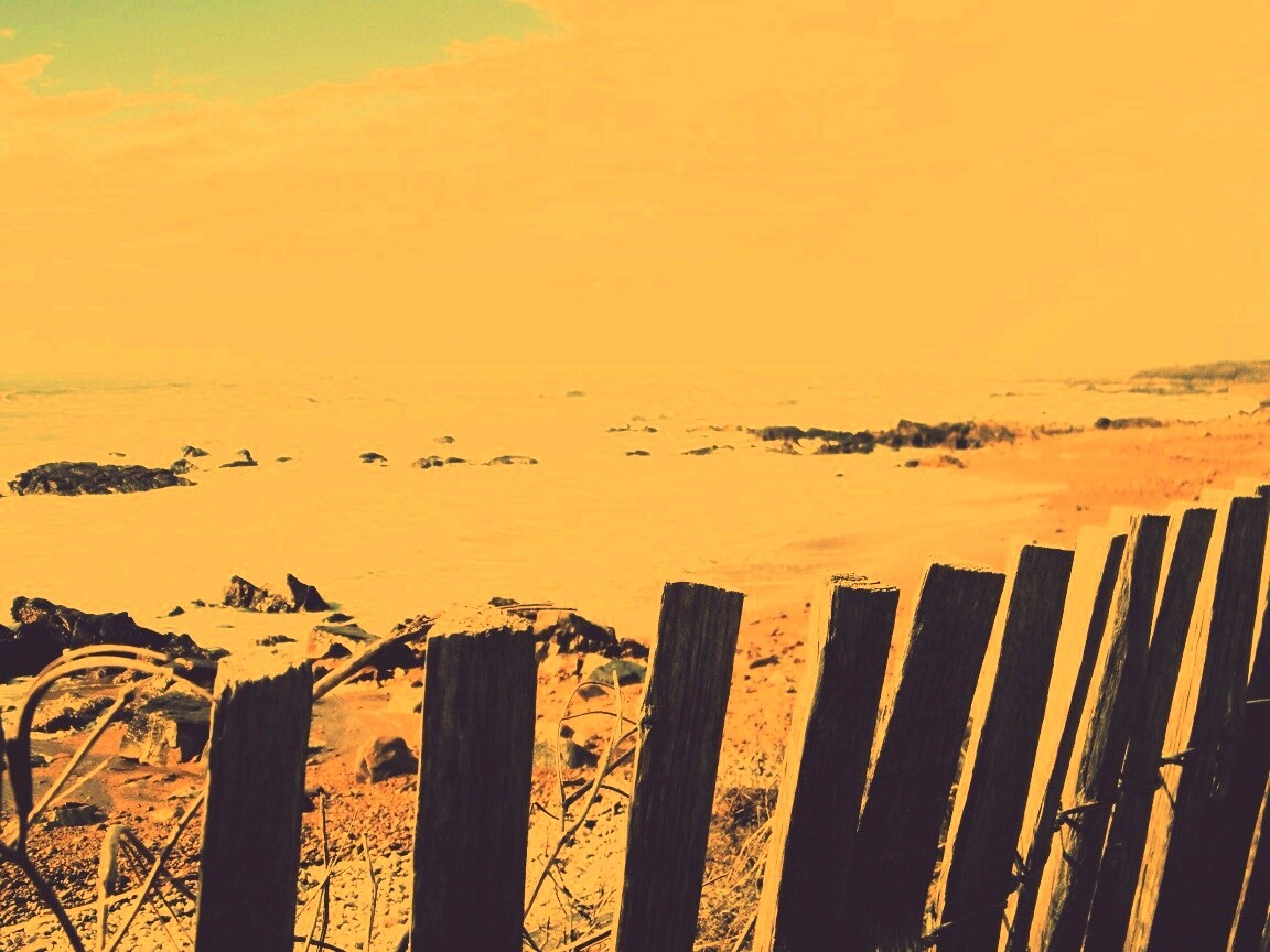 Закрытый пляж за забором обои