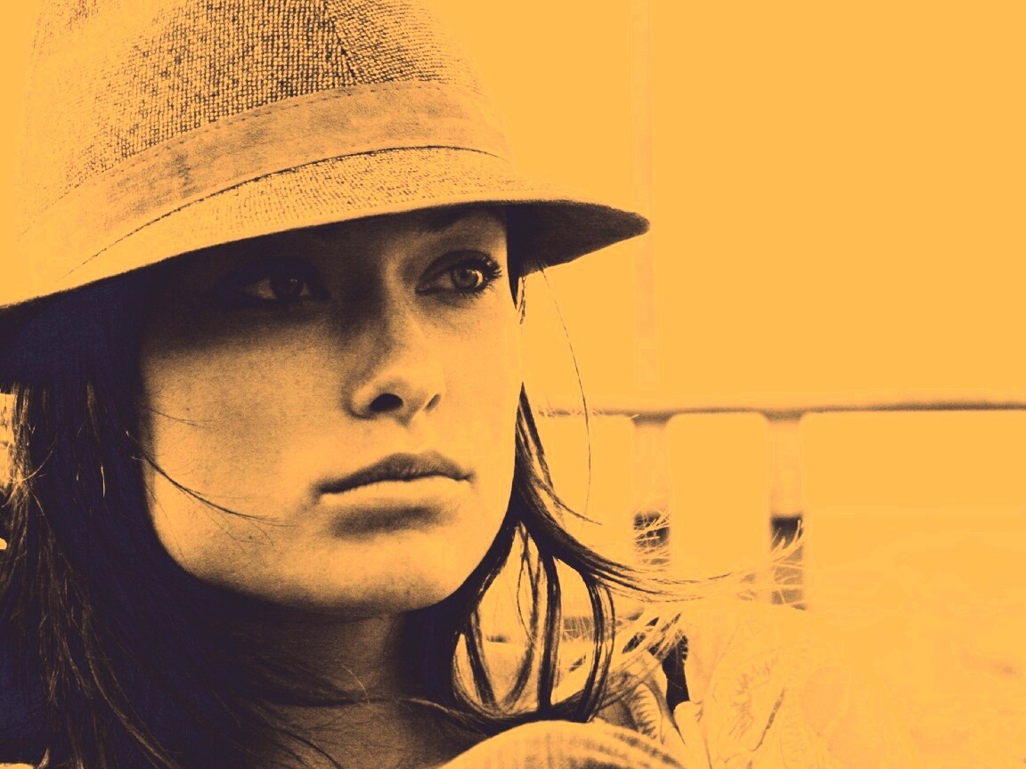 Оливия Уайлд в шикарной шляпе обои