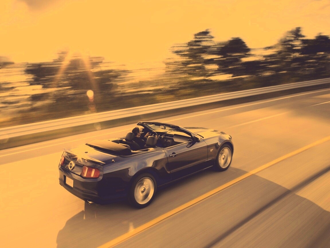 Машина на трассе обои