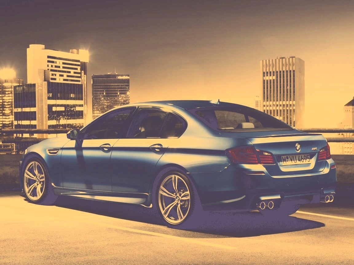 BMW F10 на городской парковке обои