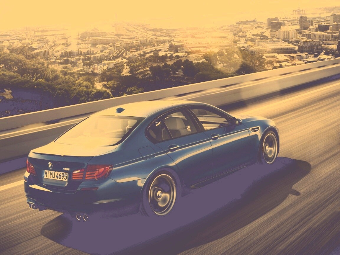 BMW F10 M5 на скоростной автостраде обои