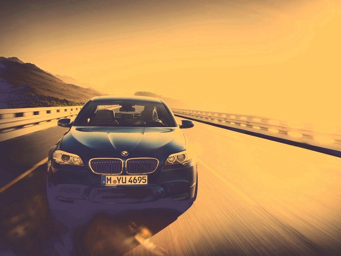 Синий БМВ на дороге обои