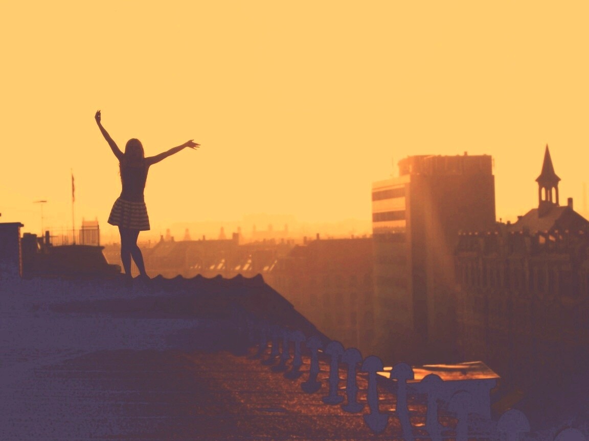 Девушка на крыше обои