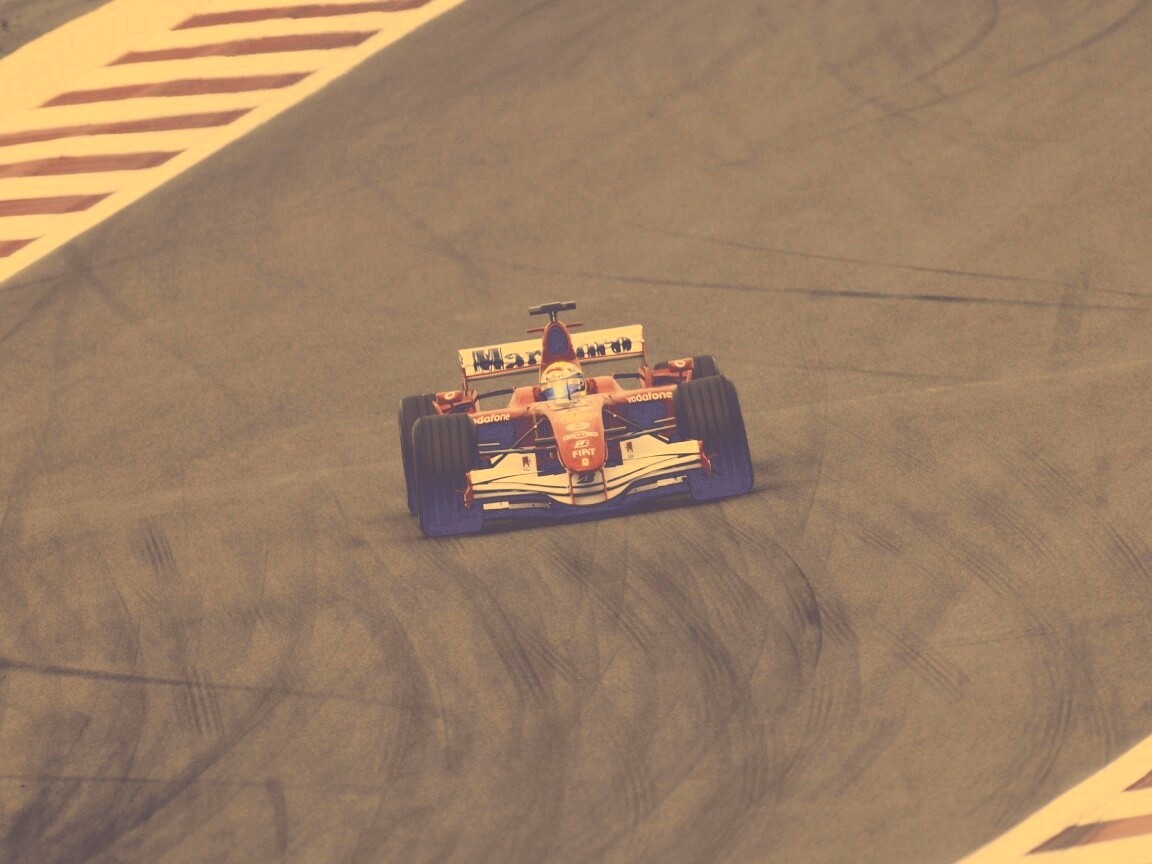 Болид на тарссе обои