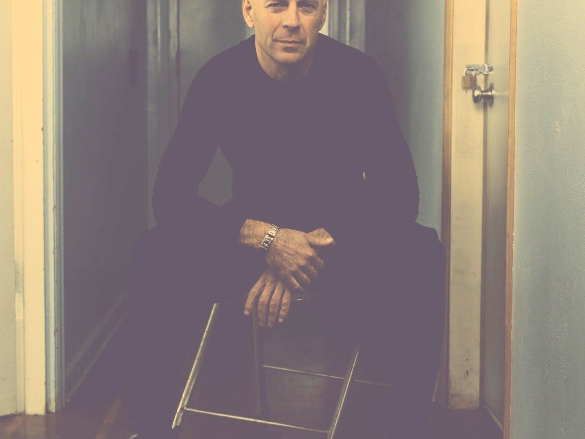 Брюс Уиллис на раскладном стуле обои