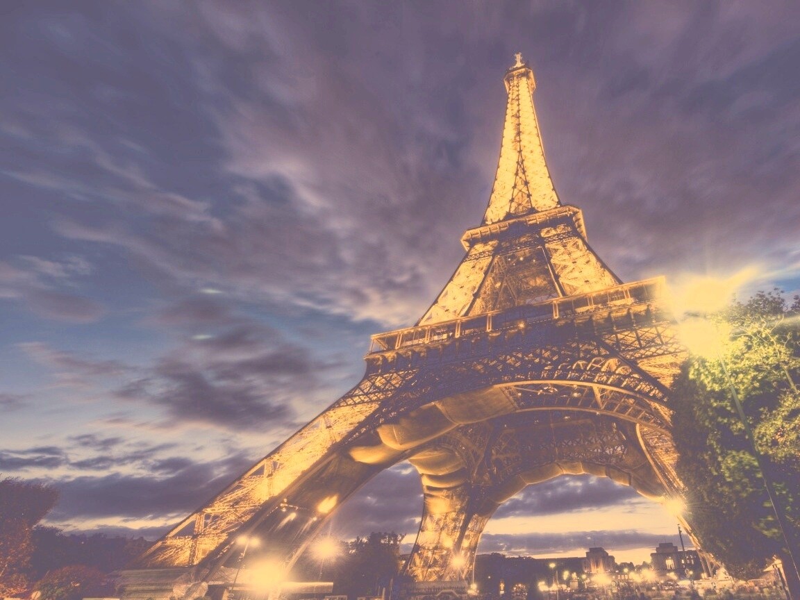 Вид снизу на Эйфелеву башню обои