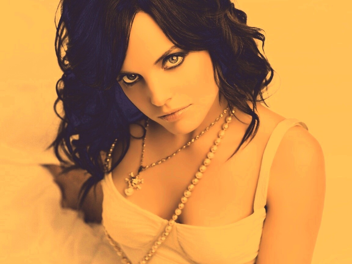 Брюнеточка с желанием в глазах обои