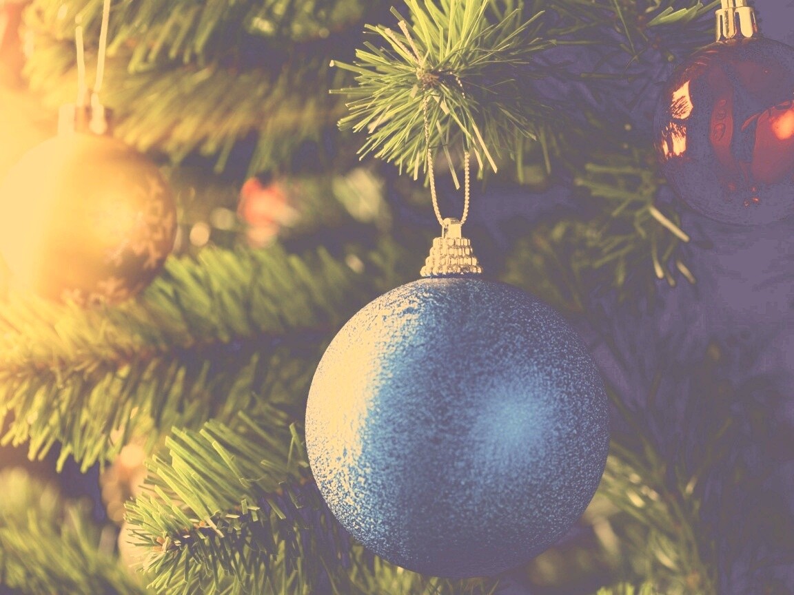 Шары на ёлке обои