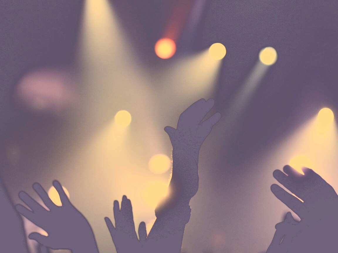 Руки людей на концерте обои