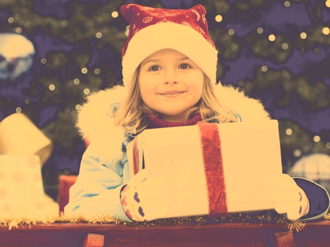 Ребенок с подарком обои