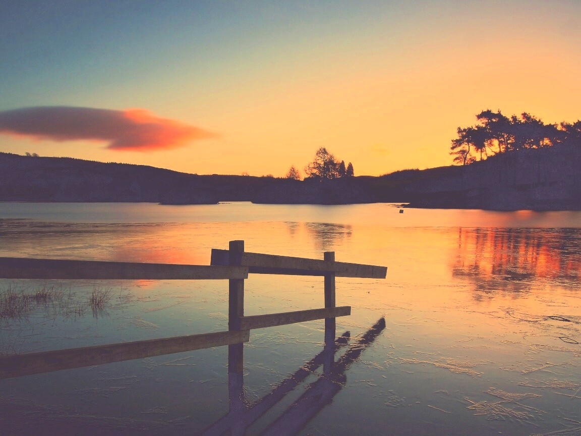 Красивый закат на озере обои