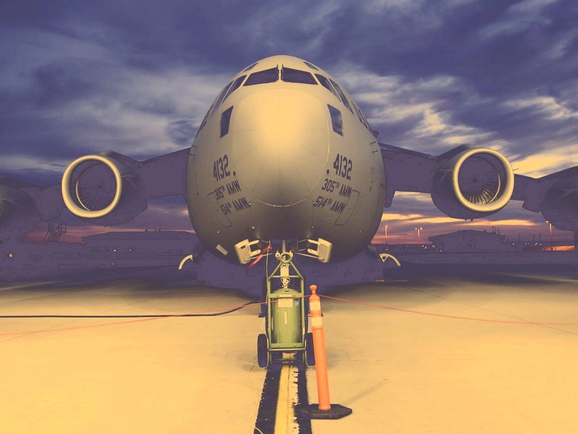 Самолет на взлетной полосе обои