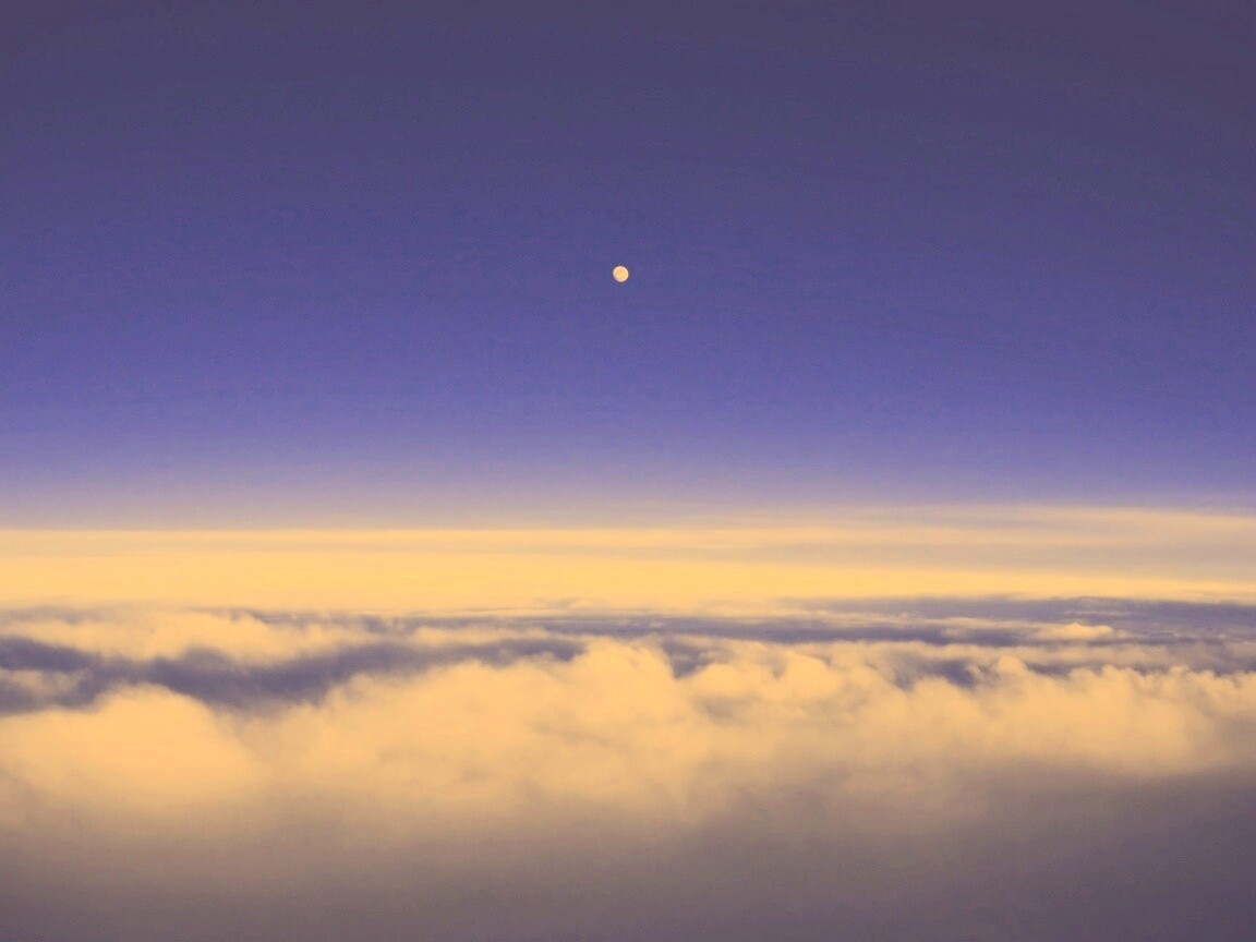 Одинокая луна над облаками обои