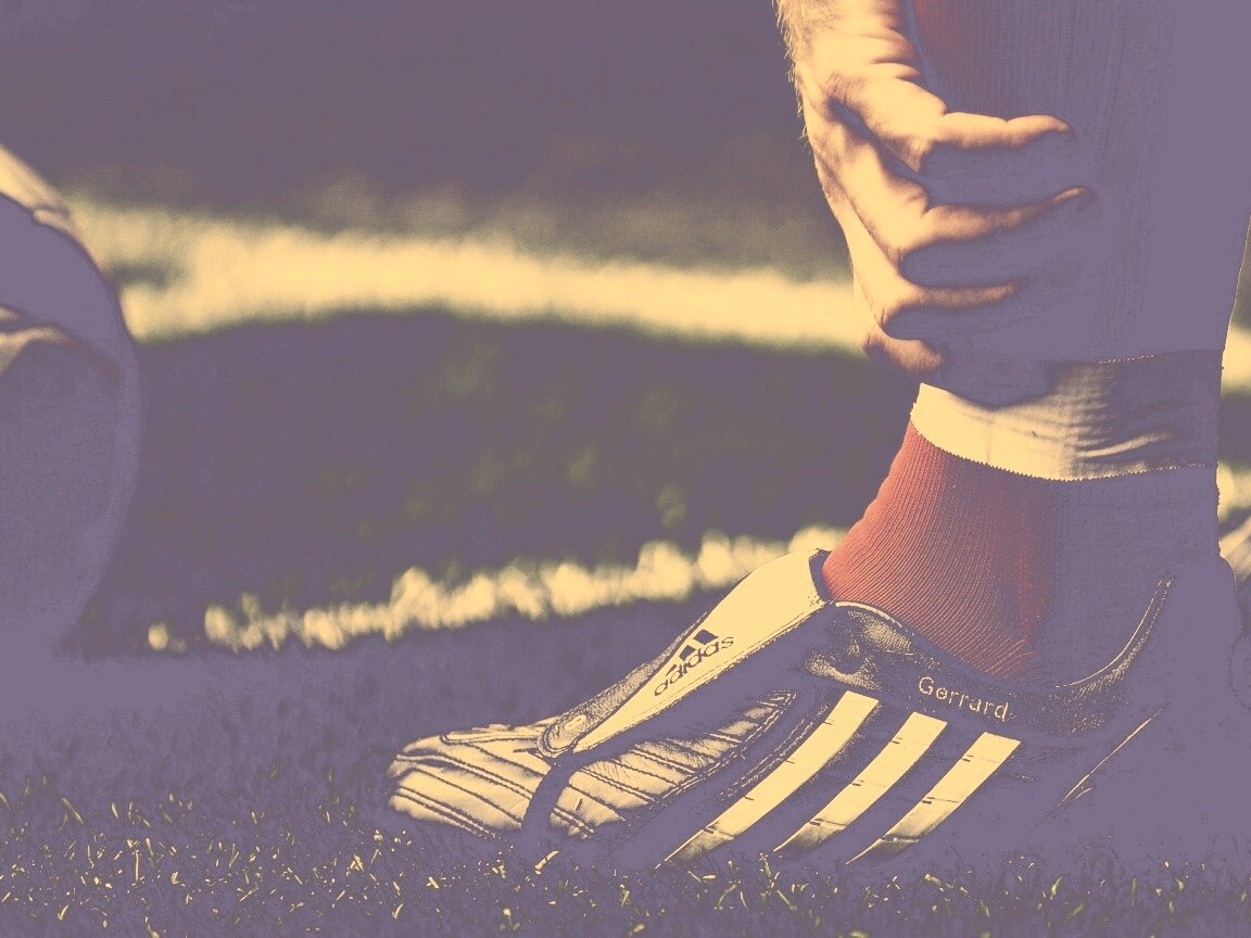 Левая нога футболиста в бутсе обои