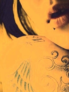 Плечо с татуировкой обои