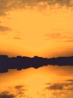 Закат отражается в озере обои