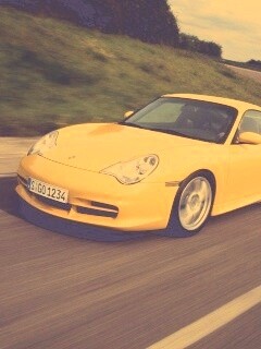 Желтый порш на повороте обои