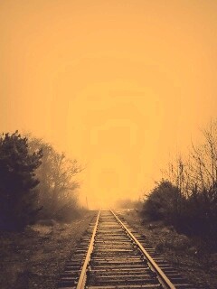 Железная дорога уходит в туман обои