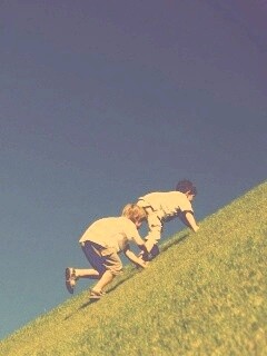 Дети взбираются в гору обои