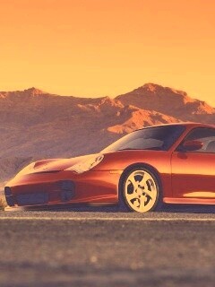 Красный Порше на фоне гор обои