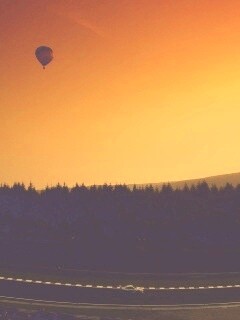 Воздушный шар над треком обои