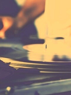 Винил на диджейском пульте обои