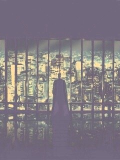 Бэтмен  смотрит на Готем обои