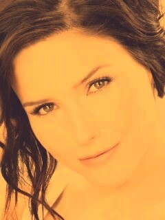 Симпотичная шатенка обои