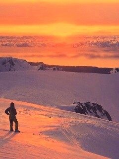 Путешественник в горах обои