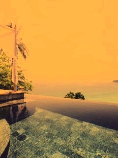 Бассейн на берегу моря обои