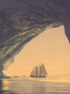 Парусник под ледяной аркой обои