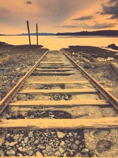 Рельсы обрывающиеся в воду обои