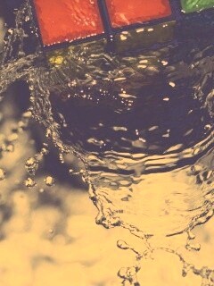 Кубик рубика в воде обои