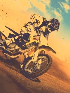 Мотоциклист на кроссовом байке обои