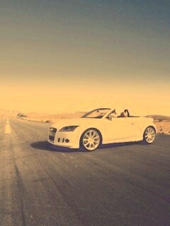 Кабриолет Ауди на пустынной дорге обои