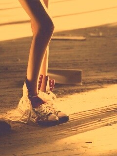 Ножки в кедах обои