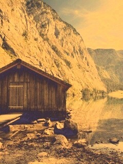 Лодный сарай на горном озере обои