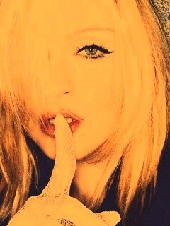 Мадонна прикладывает палец к губам обои