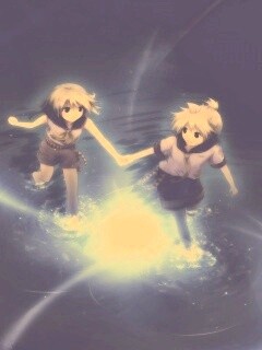 Девочки бегут по воде обои