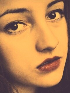 Брюнетка с ярким макияжем и печальным лицом обои