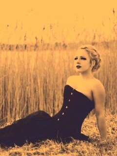 Девушка на траве в черном корсете обои