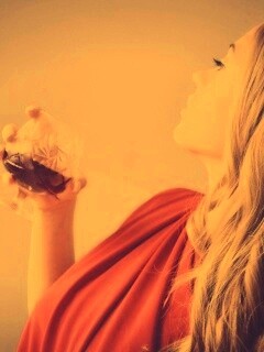 Девушка с бокалом обои