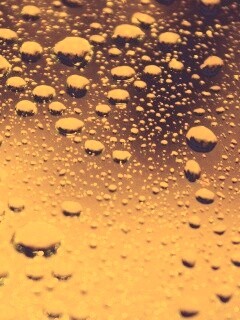 Капли воды на поверхности стекла обои