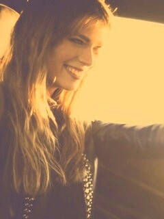 Девушка за рулем автомобиля обои