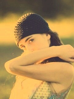 Спрятавшись за сгибом руки обои