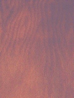 Бордовая узорчатая ткань обои