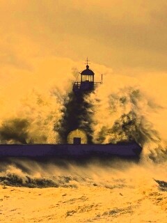Маяк в шторм обои