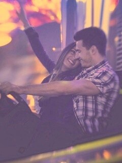 Счастливая пара на аттракционах обои