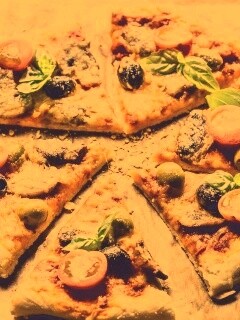 Сочная пицца с томатами и пармезаном обои