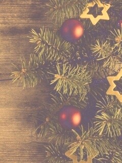 Новогодние игрушки на еловой ветке обои
